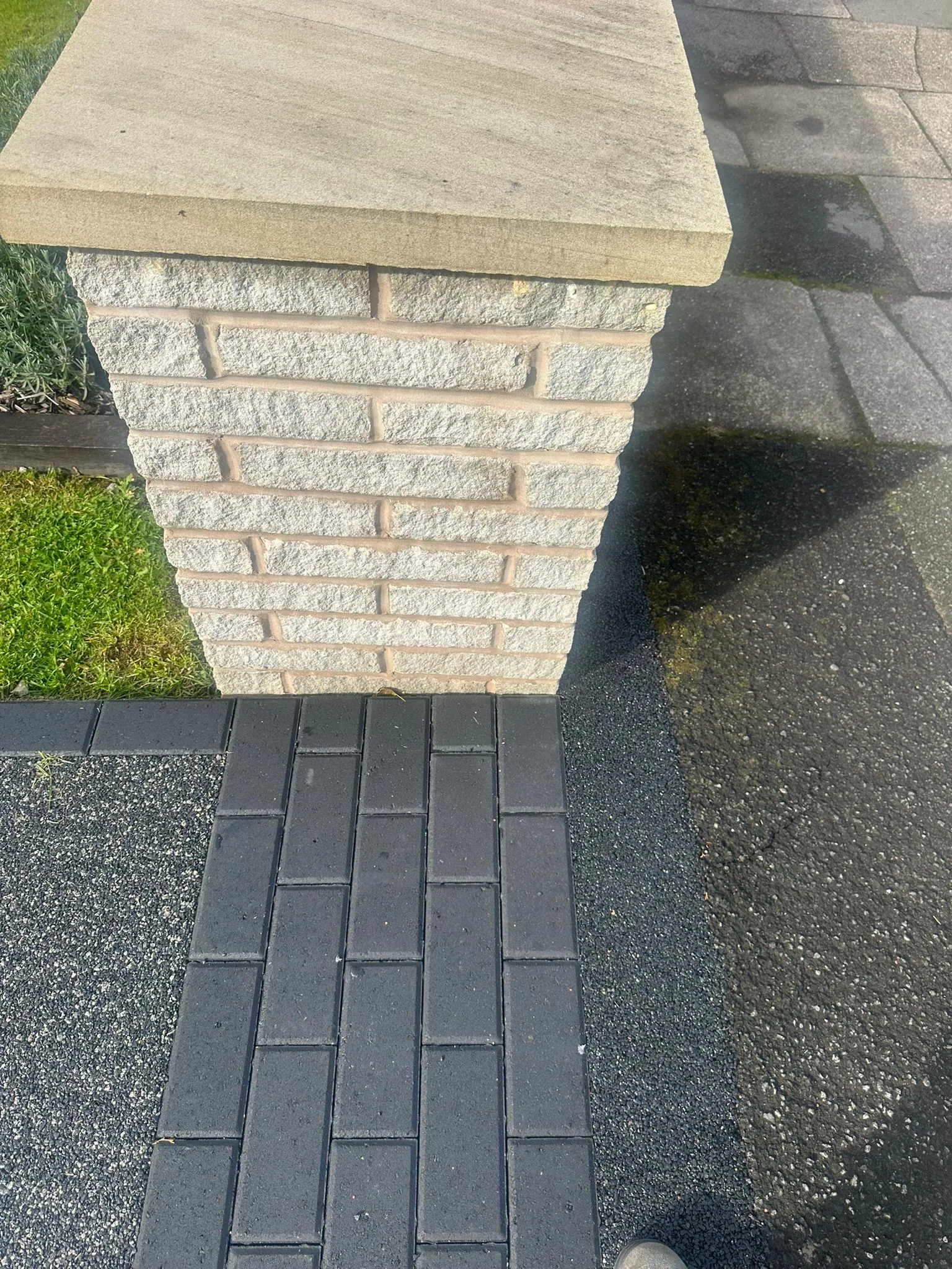 Block paving pillar at resin driveway edge