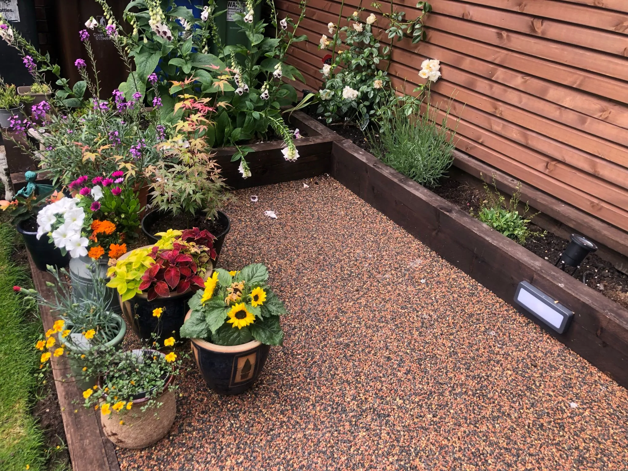 Bronze resin garden path with flower pots