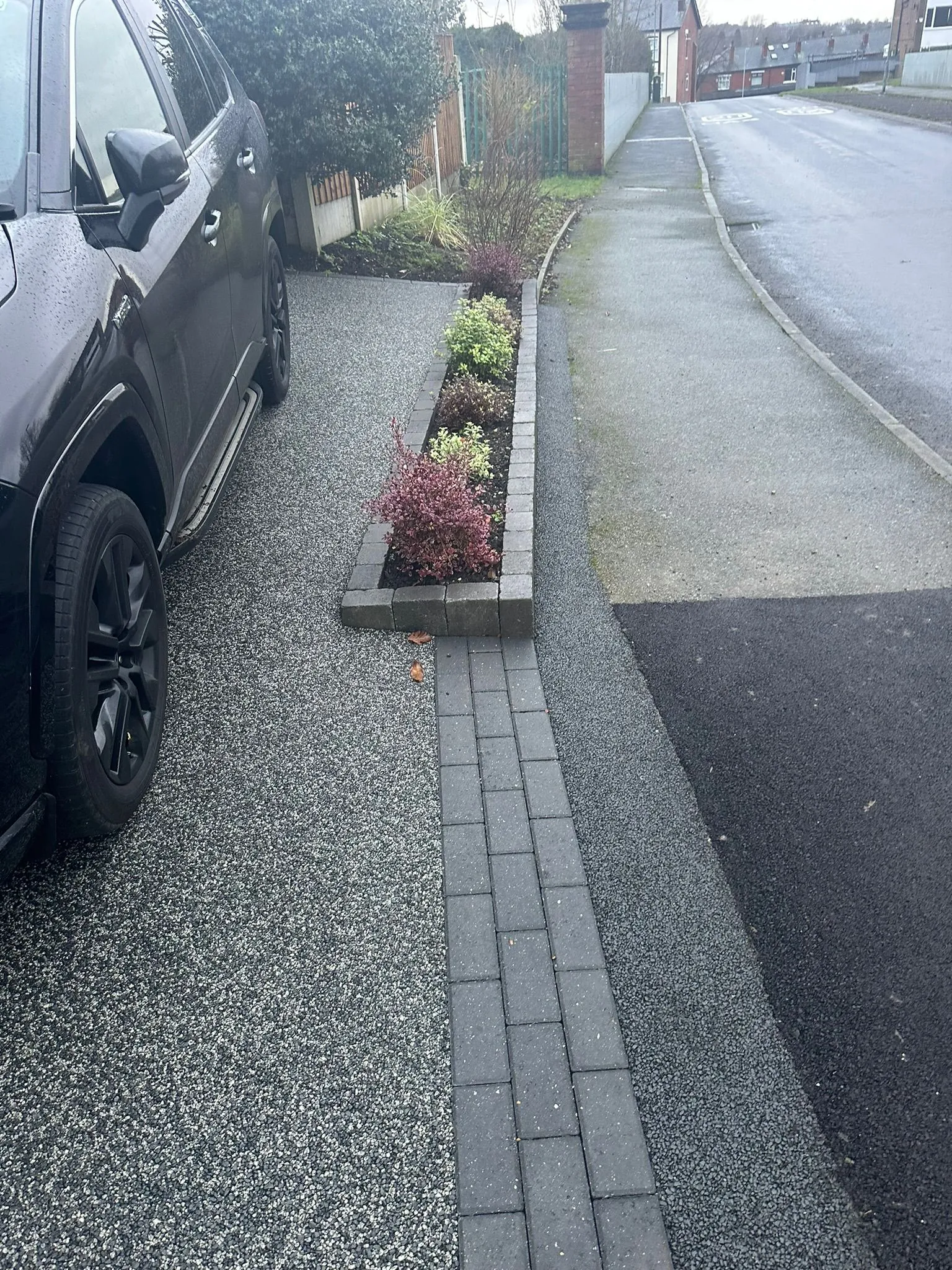 Charcoal resin drive with block-edged planter