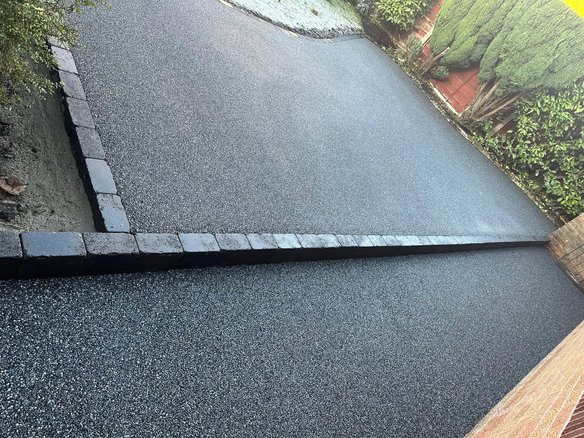 Charcoal resin drive with block paving step