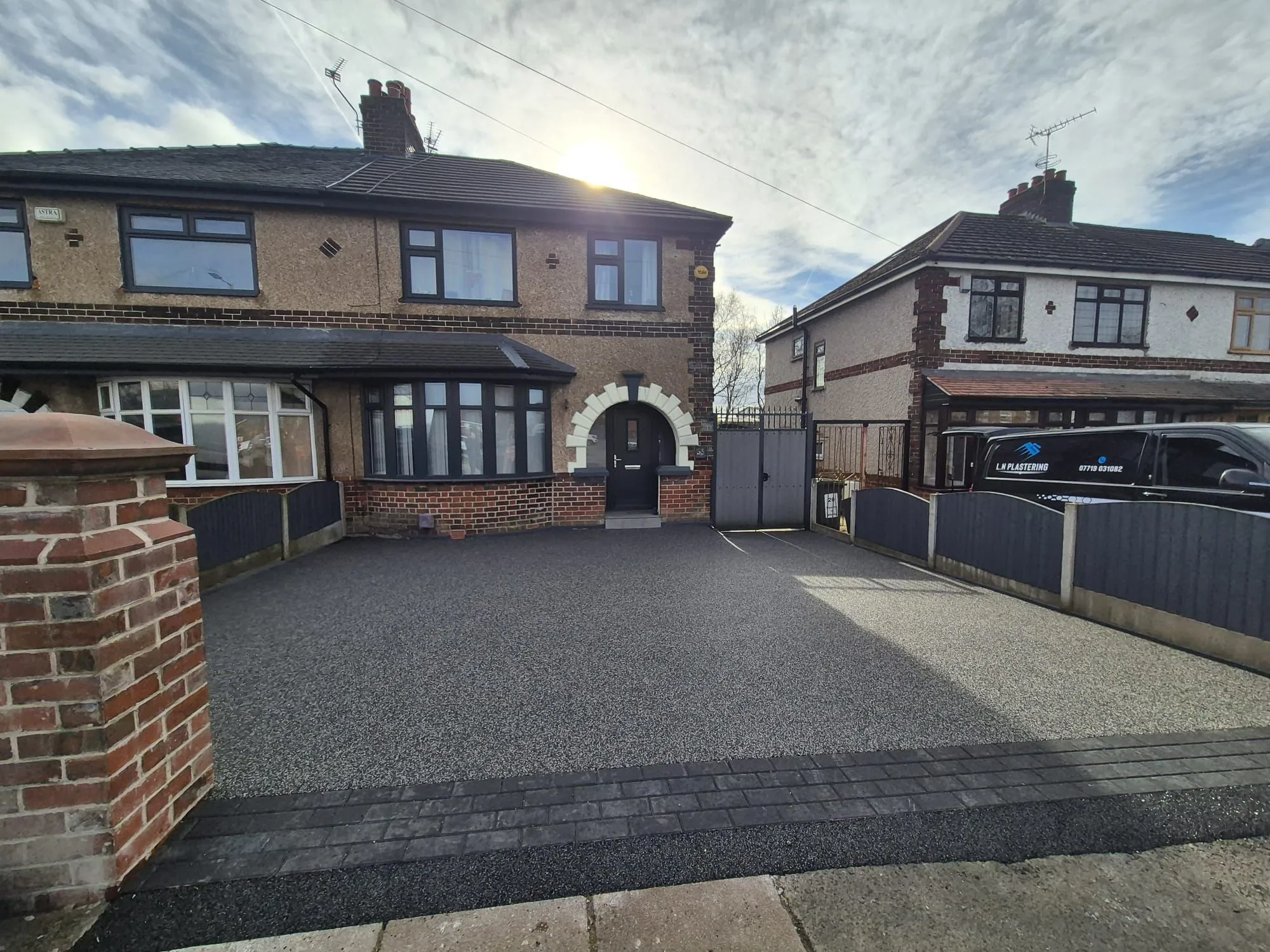 Charcoal resin drive with tumbled block kerb edging
