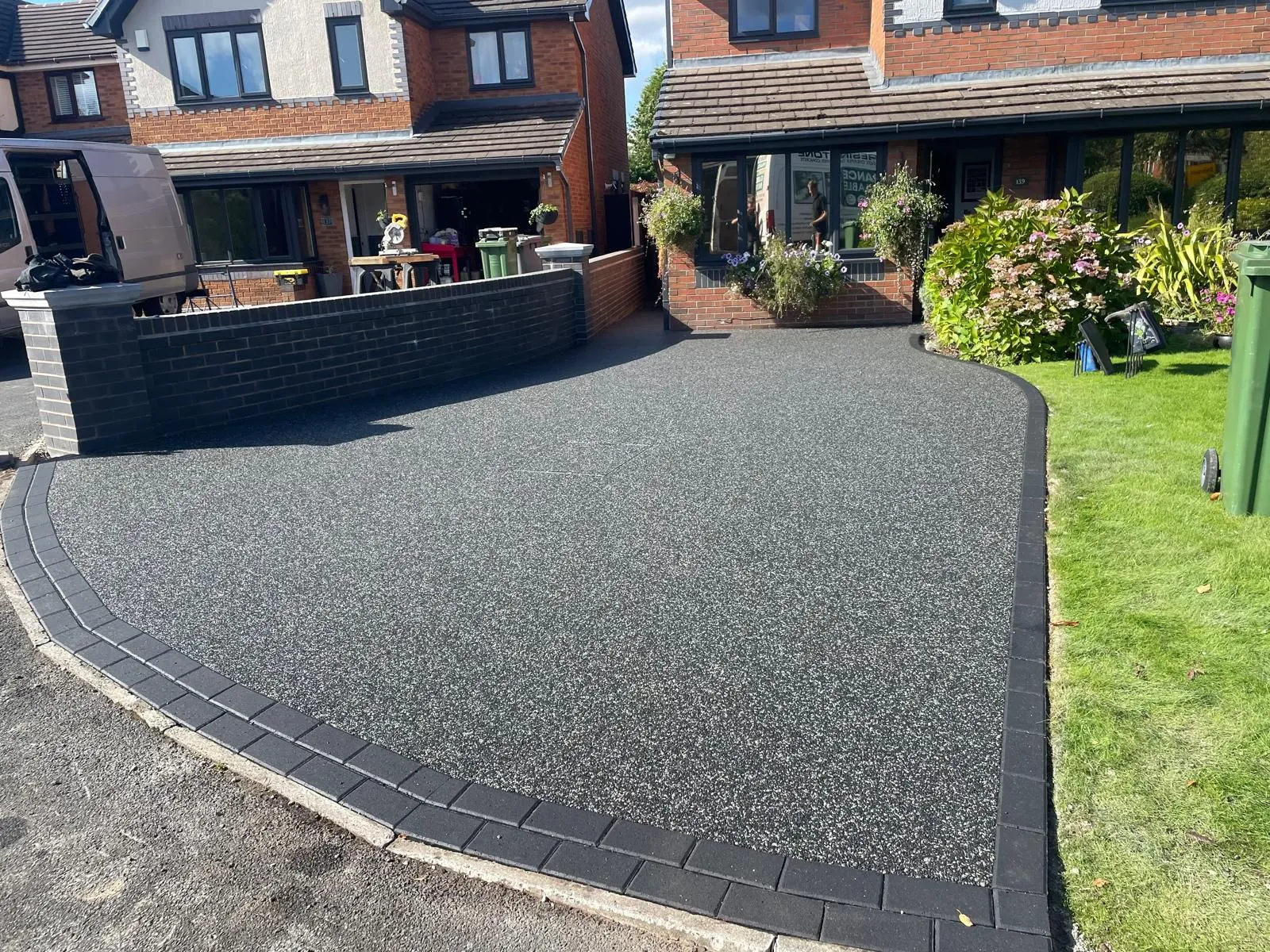 Finished resin bound driveway with curved block border, Manchester