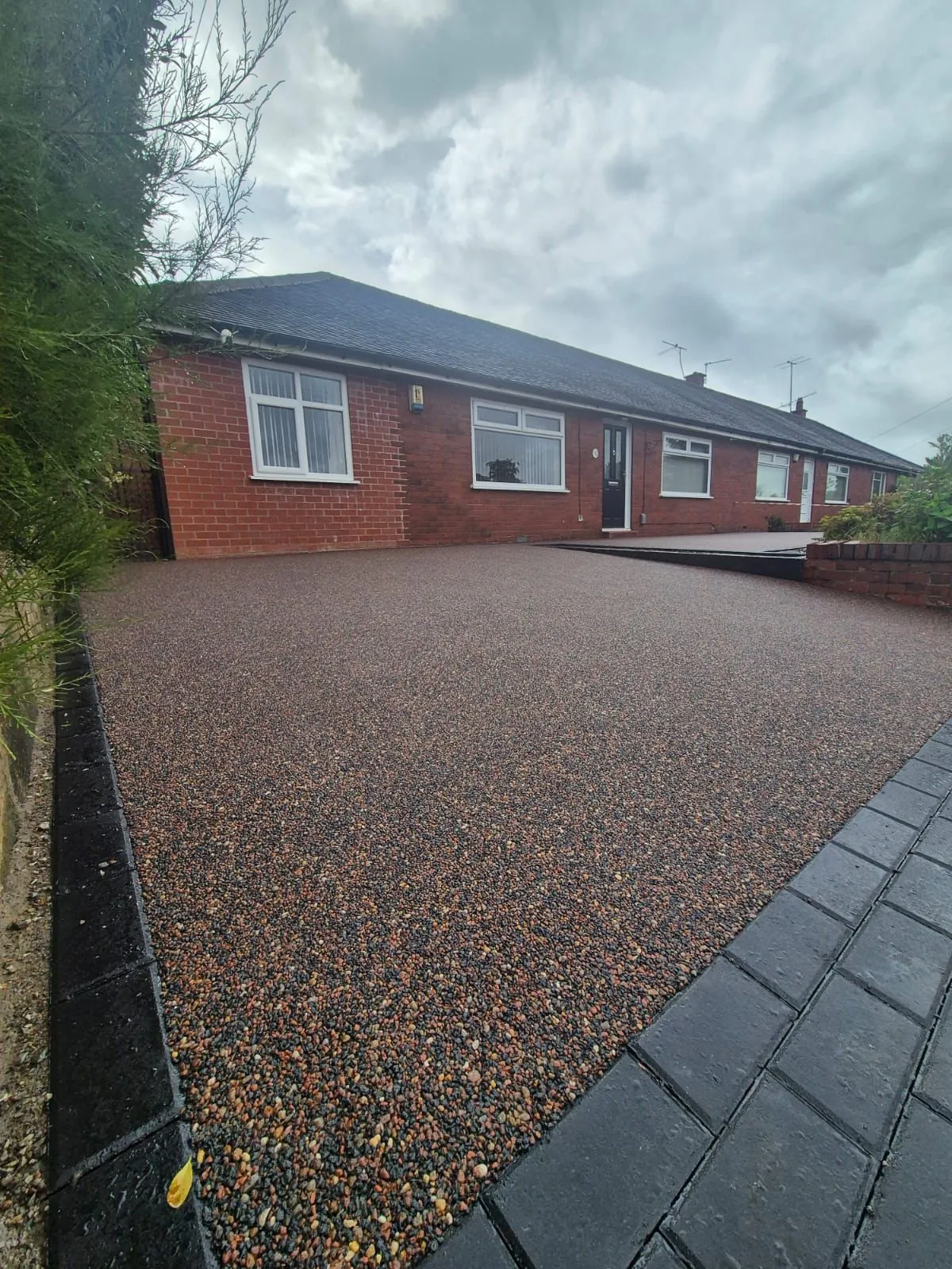Copper resin driveway, wide shot at bungalow, Manchester