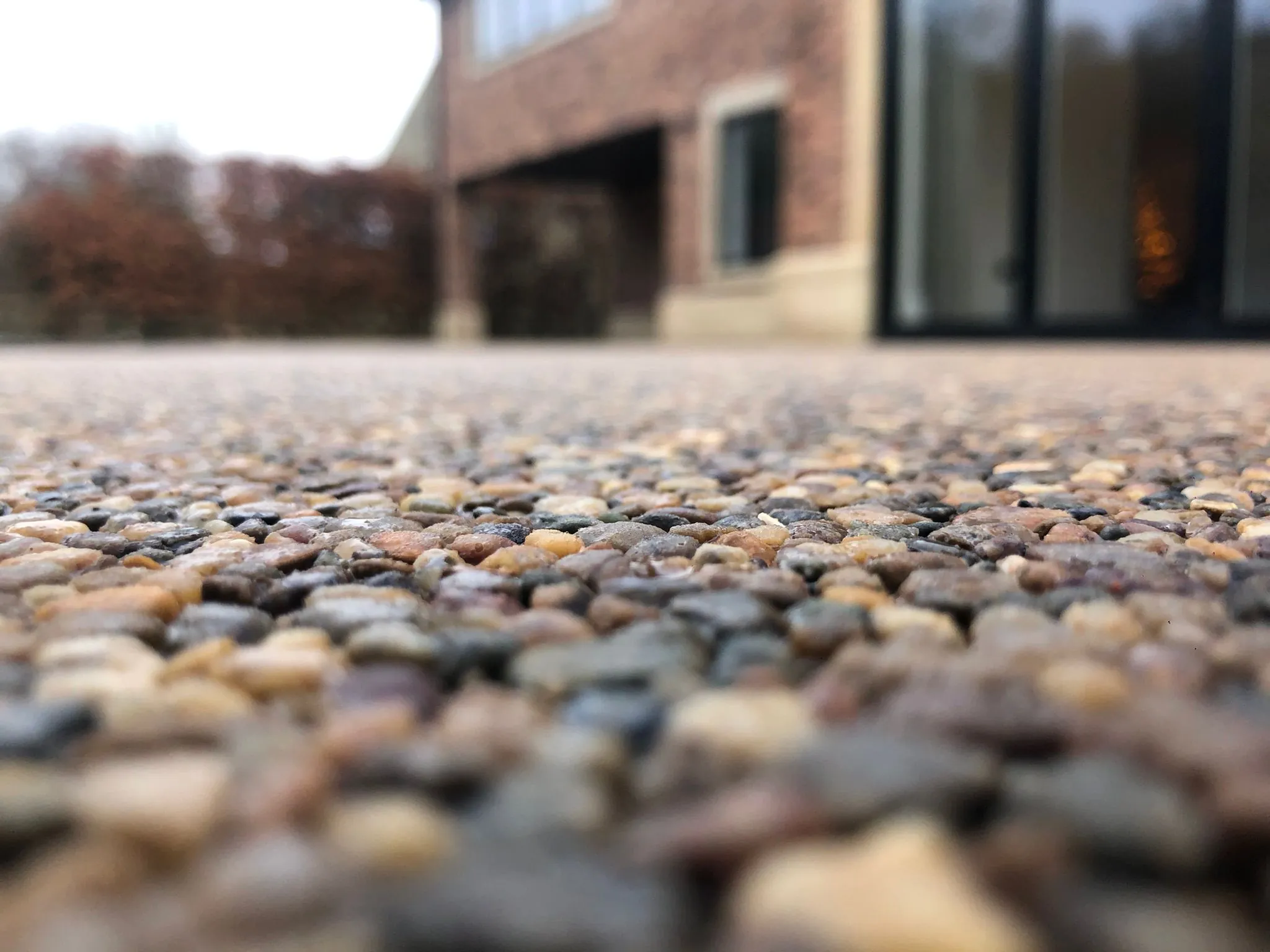 Multi-tone resin bound driveway surface close-up showing natural stone aggregate